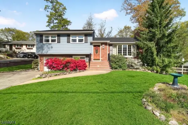 18 Hillcrest Dr, Bloomingdale Boro, NJ 07403