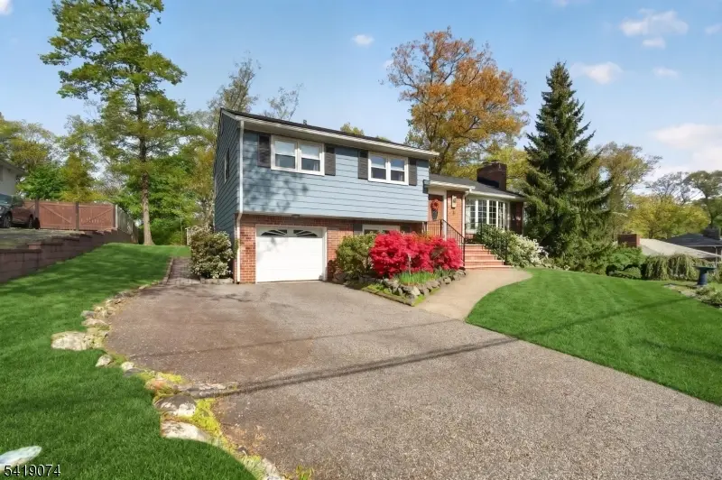 18 Hillcrest Dr, Bloomingdale, NJ 07403 - #2