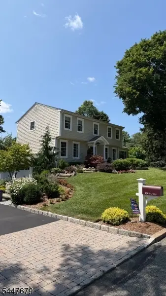 11 Briarwood Ct, Woodcliff Lake Boro, NJ 07677