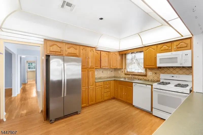 54 Canterbury Dr, Clark, NJ 07066 - #3