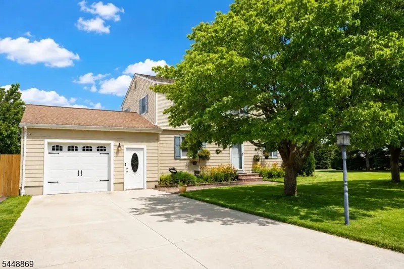 4 Blue Grass Dr, Ewing, NJ 08638 - #1