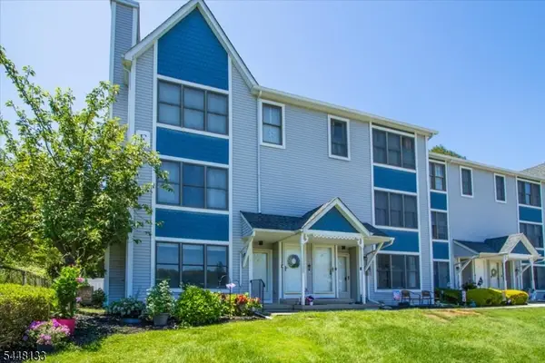 2 Heritage Ln, Hamburg Boro, NJ 07419