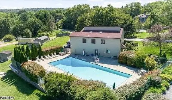 1306 Spruce Hills Dr, Glen Gardner Boro, NJ 08826