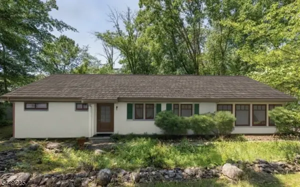 53 Old Wood Rd, Morris Plains Boro, NJ 07950