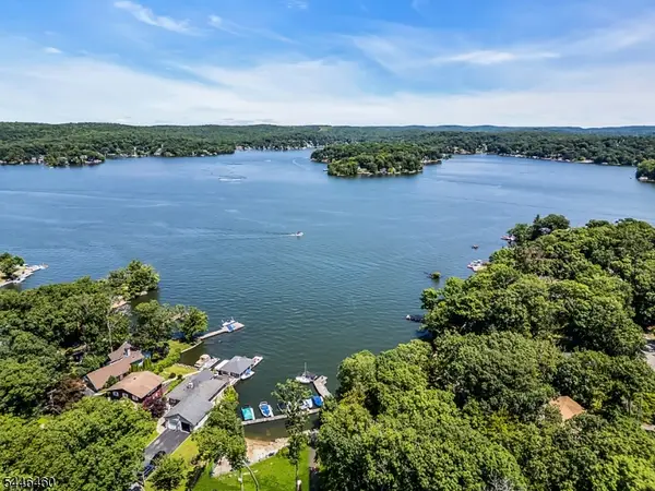 104 Bishops Rock Rd, Hopatcong Boro, NJ 07843