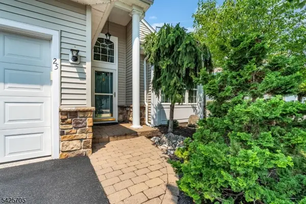25 Daulton Dr, Franklin Twp., NJ 08873