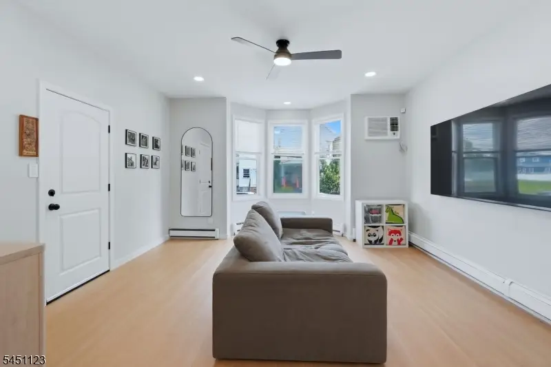 42 Lawrence St, Watsessing, NJ 07003 - #3