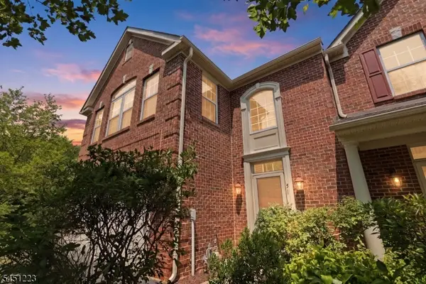 51 Oak Leaf Ln, Tinton Falls Boro, NJ 07712