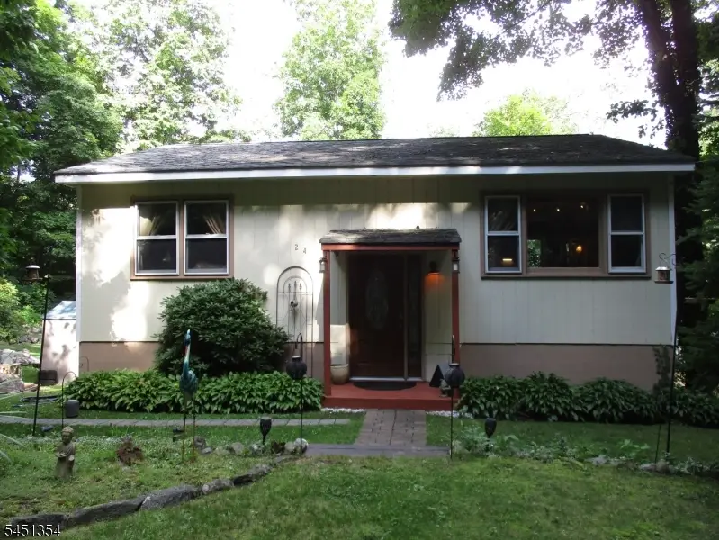 24 W Shore Dr, Vernon, NJ 07462 - #1