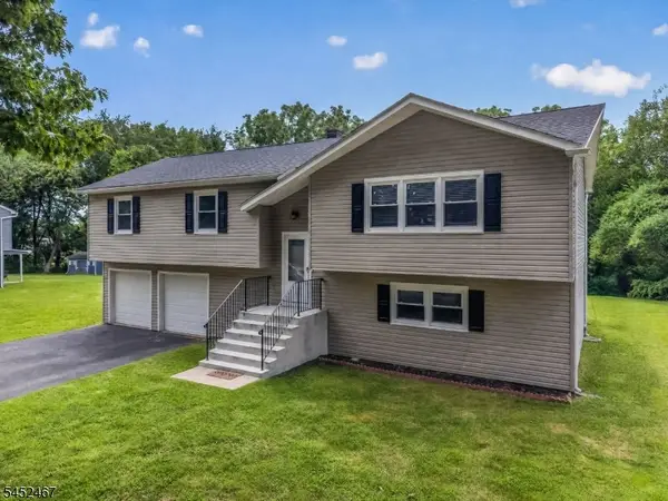 30 Wordsworth Ln, Lopatcong Twp., NJ 08865