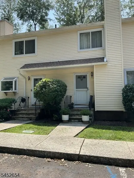 23 Woodland Dr, Roselle Boro, NJ 07203