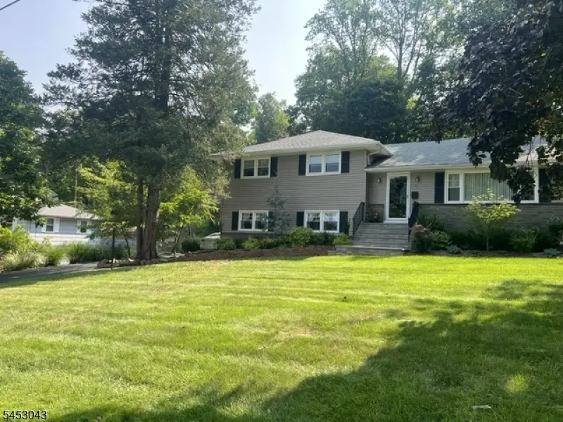 23 Evergreen Dr, Berkeley Heights, NJ 07922 - #1
