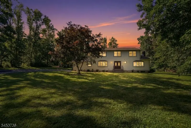 6 King Arthurs Ct, Edison, NJ 08820 - #1