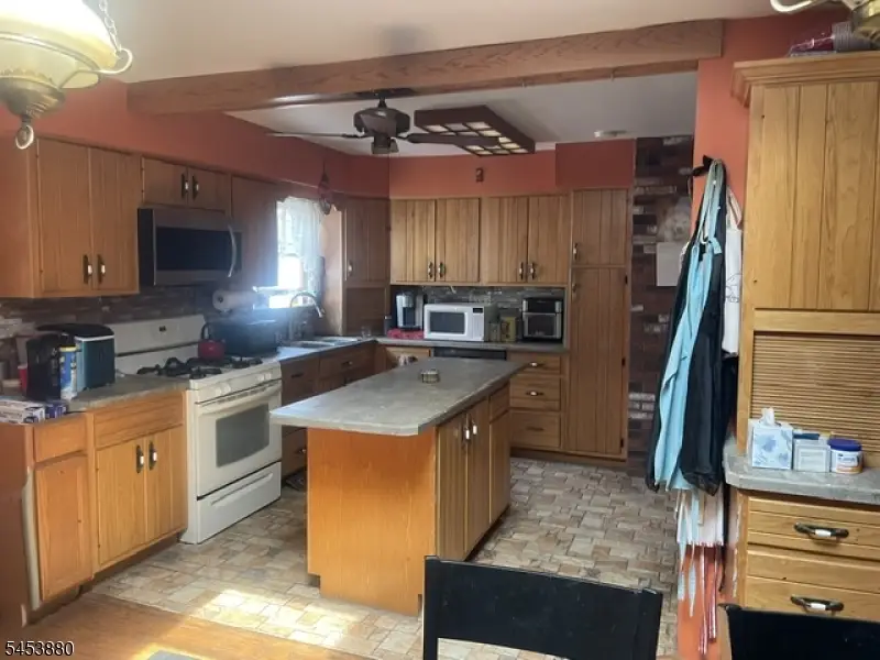 84 E Laurel St, Port Reading, NJ 07064 - #3