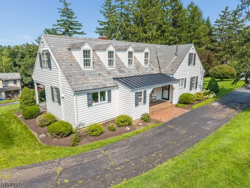 208 Race St, Pittstown, NJ 08867 - #2