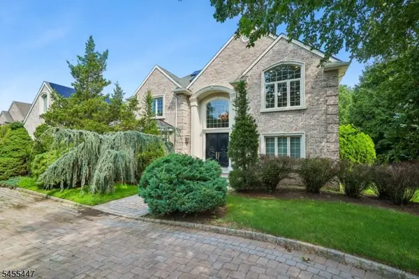 4 Centennial Ct, Totowa Boro, NJ 07512