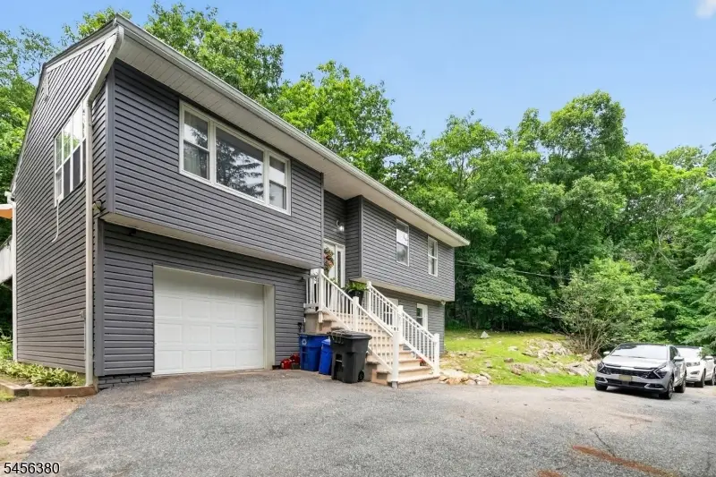 5 Lawrence Dr, Vernon, NJ 07422 - #3