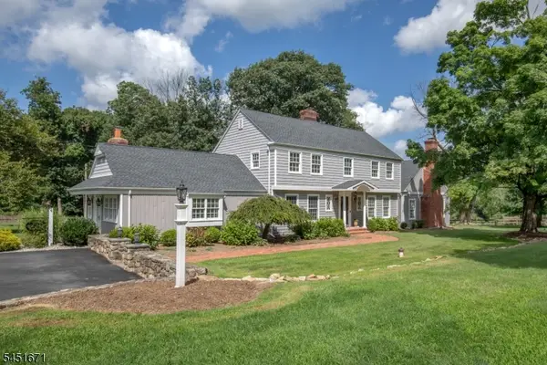 5 Scarlet Oak Rd, Tewksbury Twp., NJ 07830