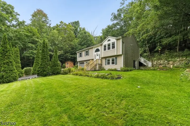 84 Fairlawn Dr, Upper Greenwood Lake, NJ 07421 - #3