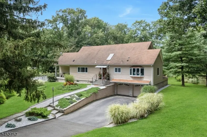 25 Bryers Ln, Upper Saddle River, NJ 07458 - #1