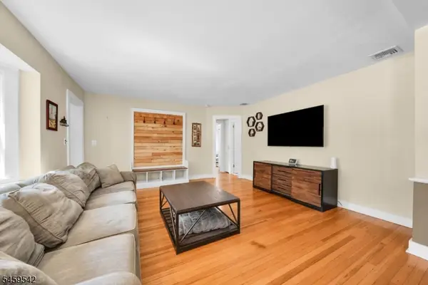 89 Grove St, Oakland Boro, NJ 07436