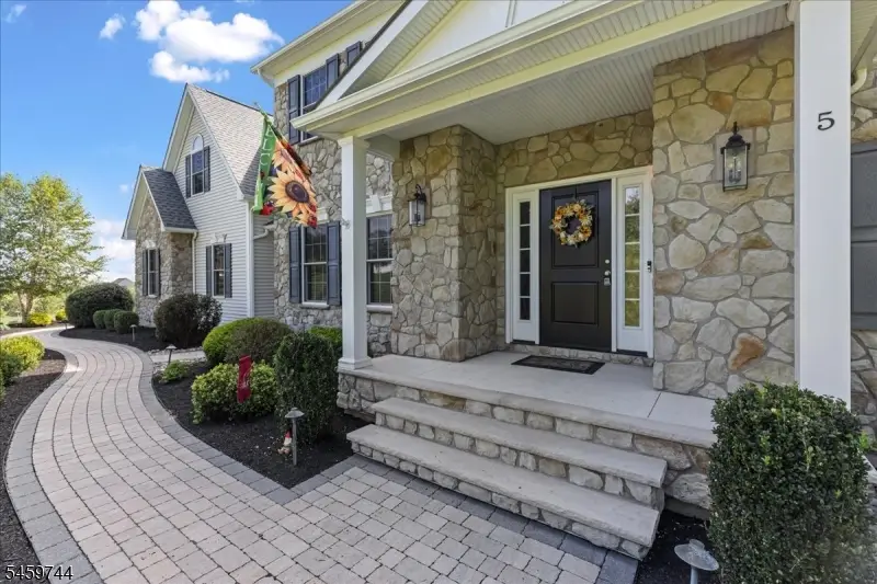 5 Thames Ln, Raritan, NJ 08822 - #3