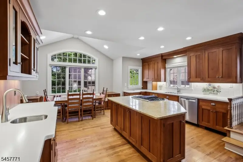 129 Tulip St, Summit, NJ 07901 - #3