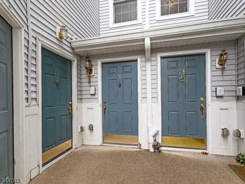 9 Goffle Brook Ct, Hawthorne, NJ 07506 - #2