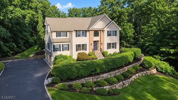8 Goldfinch Run, Kinnelon Boro, NJ 07405