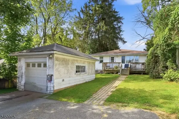 74 Trinity St, Newton Town, NJ 07860