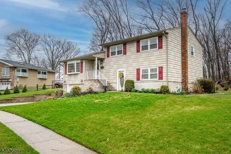 8 Adelphi Ct, Edison, NJ 08837 - #2