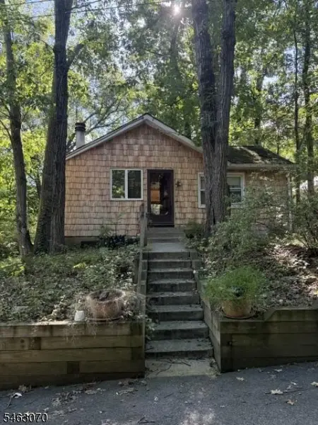 21 Gorge Dr, Wanaque Boro, NJ 07420