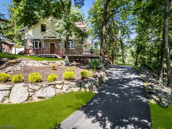 104 Bishops Rock Rd, Hopatcong Boro, NJ 07843