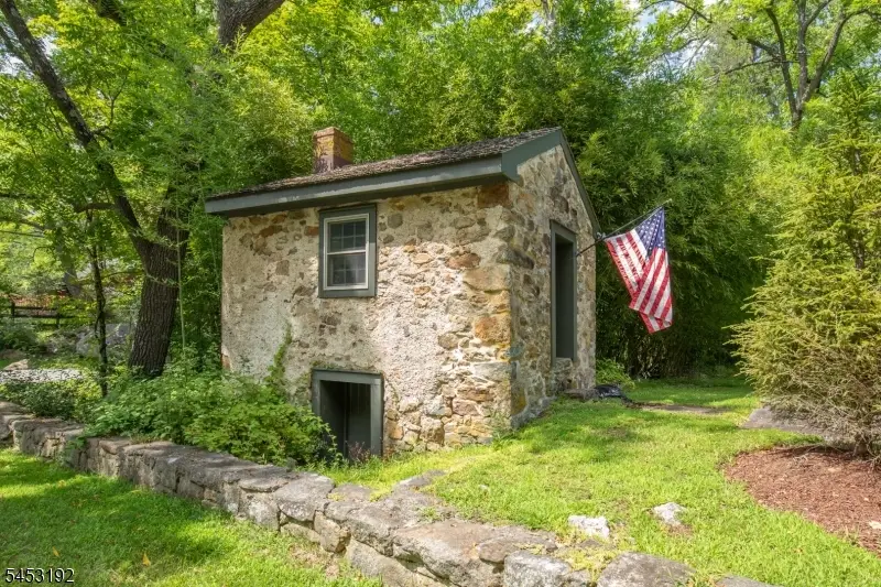 31 Water St, Tewksbury, NJ 08858 - #2