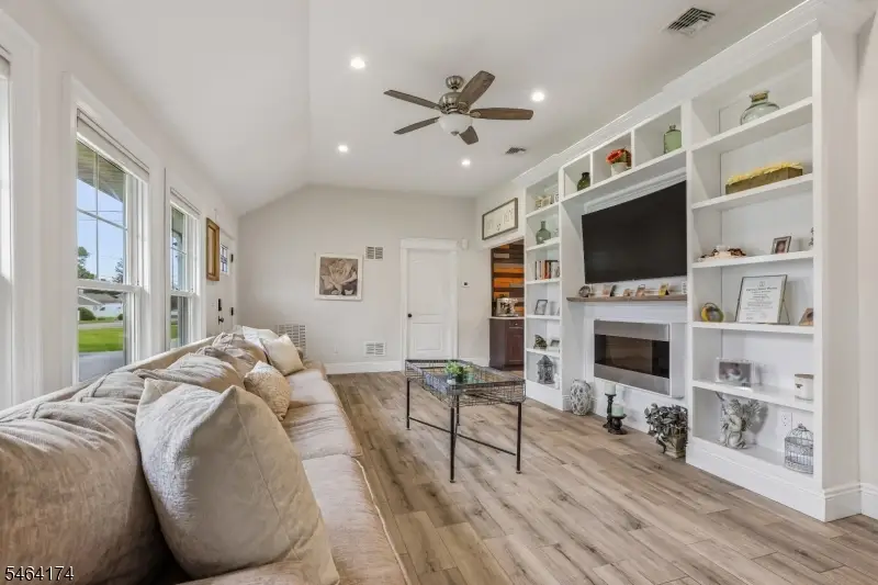 4 Stuart Ln, Wayne, NJ 07470 - #3