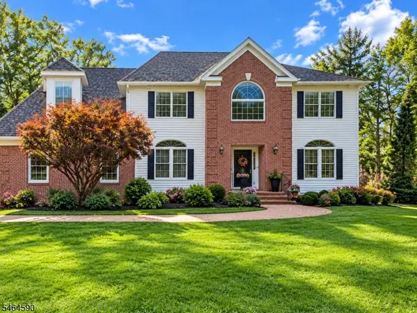 8 Chaucer Dr, Clinton Twp., NJ 08801
