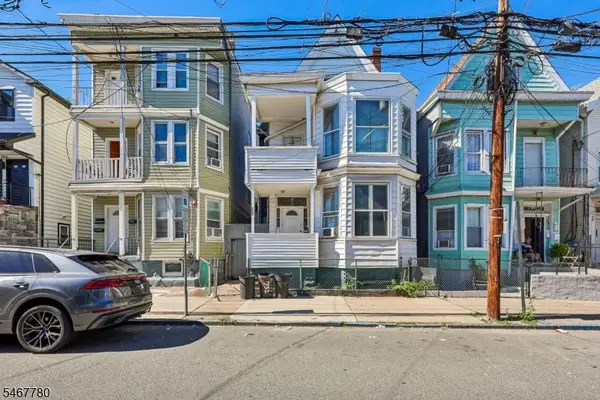752 E 18th St, Paterson City, NJ 07501
