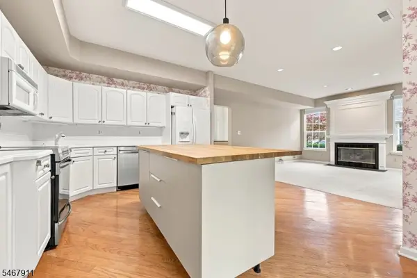 16 Mulberry Ln, Mount Arlington Boro, NJ 07856