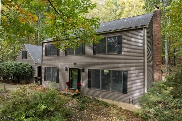 4 Scenic Falls Rd, Washington Twp., NJ 07853
