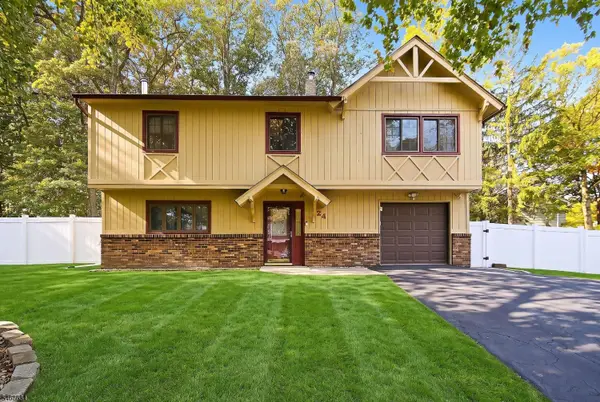 24 Mead Rd, Hopatcong Boro, NJ 07843