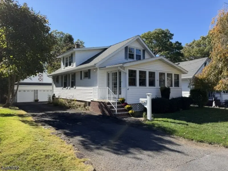 92 Chamberlain Pl, Midland Park, NJ 07432 - #1