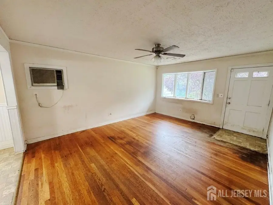 -884 Sylvia Place, Woodbridge, NJ 07095 - Image #3