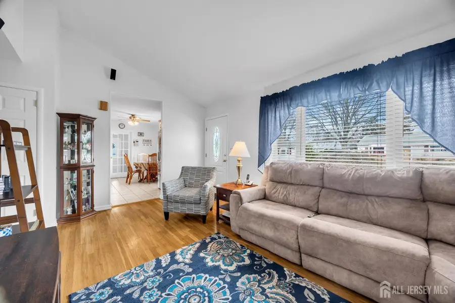 -407 Clinton Avenue, Middlesex, NJ 08846 - Image #3