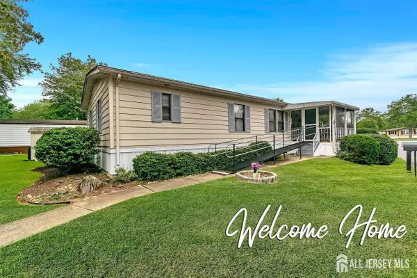 -139 Village Drive W, Spotswood, NJ 08884