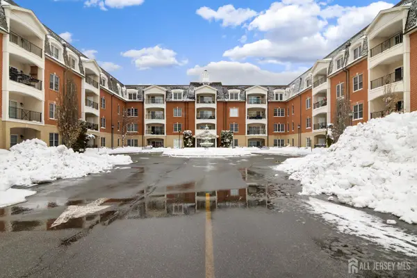 -424 Regency Place, Woodbridge Proper, NJ 07095