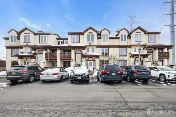 -303 Michaels Court, Woodbridge Proper, NJ 07095