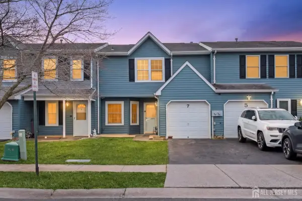 -7 Farragut Square, Howell, NJ 07728