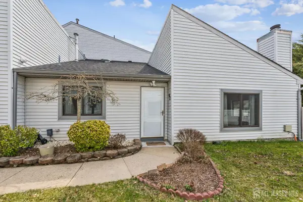 -92 Lexington Circle, Old Bridge, NJ 07747