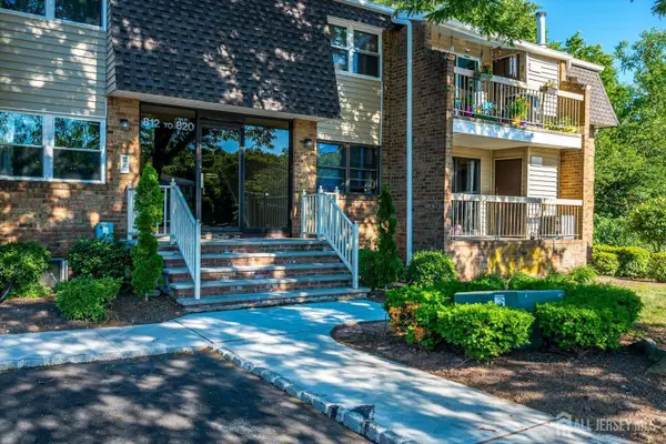 -812 Sharon Garden Court, Woodbridge Proper, NJ 07095