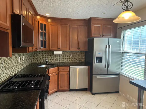 -13 Albury Way, North Brunswick, NJ 08902